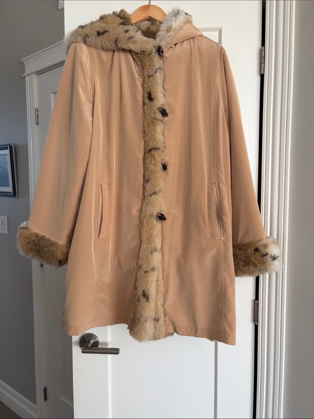 Old money luxury Faux Fur Hooded Coat in Spotted Tan reversible - Picture 5 of 7